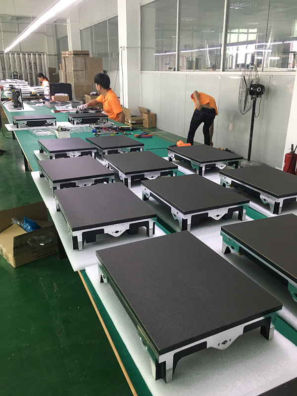 華信通光電加急生產(chǎn)LED，P1.25小間距顯示屏